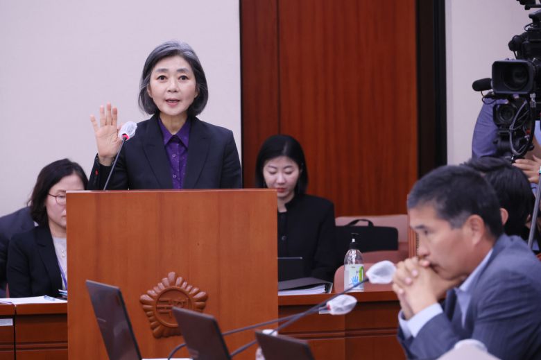 김행 여성가족부 장관 후보자가 5일 국회에서 열린 인사청문회에서 선서하고 있다. [연합]