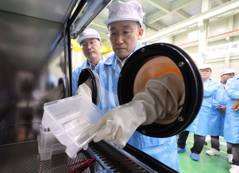 추석 연휴 마지막 날인 3일 수출중소기업 현장 방문에 나선 추경호 경제부총리 겸 기획재정부 장관이 서울 금천구 고려기연을 찾아 이 업체에서 생산하고 있는 바이오 글로브 박스를 시연해보고 있다. 연합뉴스