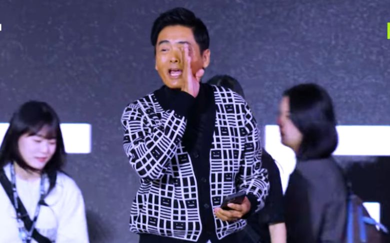 배우 주윤발이 5일 부산 영화의전당 야외무대에서 관객들과 셀카사진을 촬영 후 “에어드롭을 켜라”고 외치고 있다. [유튜브 'Movie-bee']