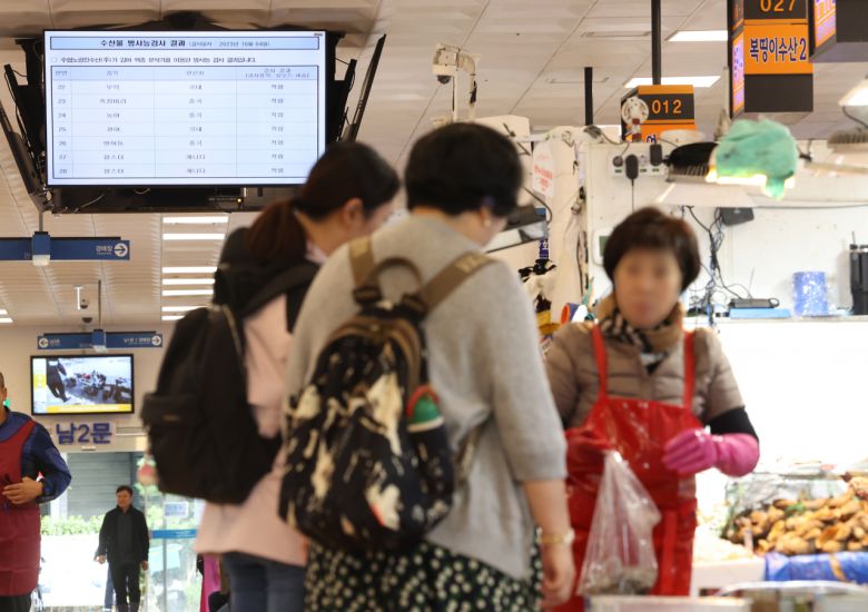 5일 오후 서울 동작구 노량진수산시장에서 상인이 손님과 얘기를 나누고 있다.[연합]