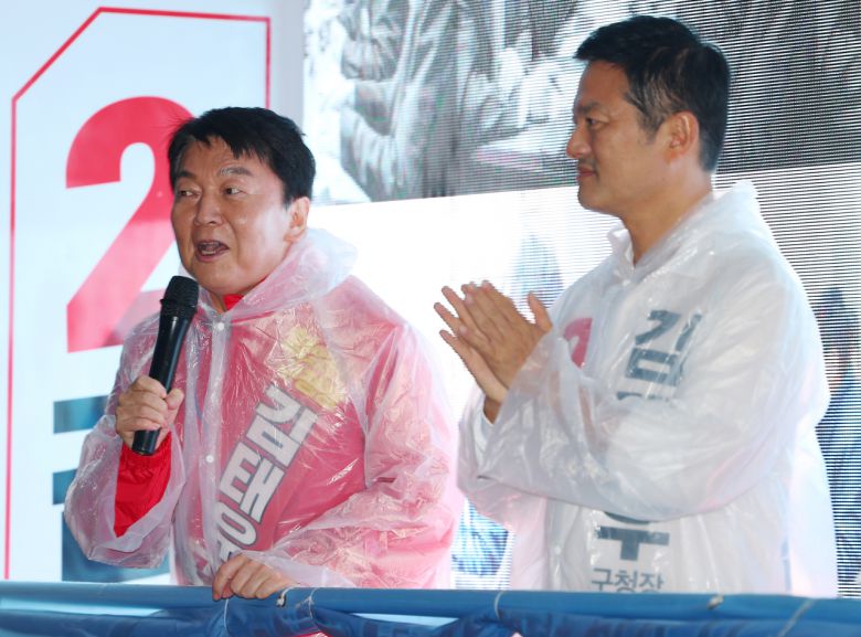 국민의힘 강서구청장 보궐선거 공동선대위원장인 안철수 의원이 4일 오후 서울 강서구 방신시장에서 김태우 후보 지원유세를 하고 있다. [연합]