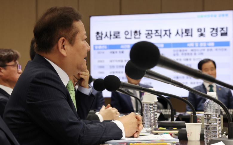 이상민 행정안전부 장관이 10일 오전 세종시 정부세종청사에서 열린 국회 행정안전위원회의 행정안전부, 인사혁신처 등의 국정감사에서 더불어민주당 강병원 의원 질문에 답변하고 있다. [연합]