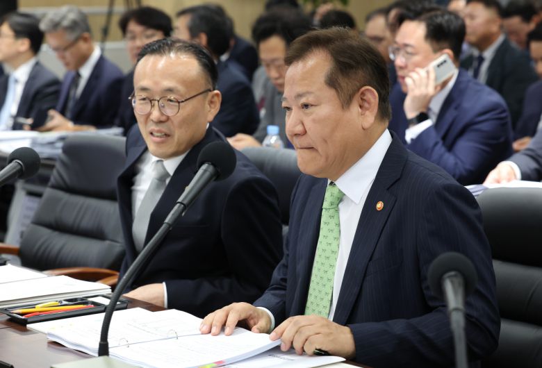 이상민 행정안전부 장관이 10일 오전 세종시 정부세종청사에서 열린 국회 행정안전위원회의 행정안전부, 인사혁신처 등의 국정감사에서 이한경 행정안전부 재난안전관리본부장(왼쪽)의 이야기를 듣고 있다. [연합]