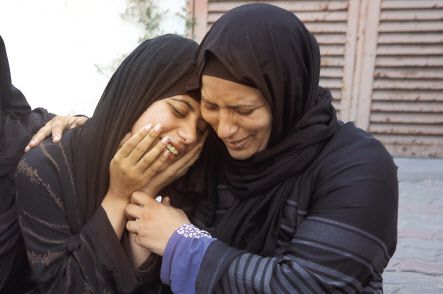 11일(현지시간)로 닷새째에 접어든 팔레스타인 무장 정파 하마스와 이스라엘간의 전쟁으로 희생자들이 크게 늘고 있는 가운데, 공습과 교전이 계속되는 현지에선 장례와 통곡이 끊이지 않고 있다. 하마스 공습으로 사망한 이스라엘 군인 의 장례식이 열린 10일 예루살렘에서 조문객들이 고인의 죽음을 애도하고 있다(위쪽). 같은날 가자지구 남부 칸 유니스에선 밤새 이스라엘의 폭격으로 사망한 팔레스타인 주민들의 장례식이 열려 주민들이 오열하고 있다. [AP·UPI]