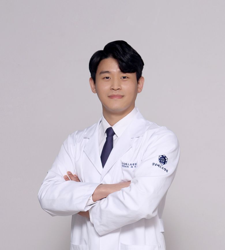 강남베드로병원 정형외과 박건우 과장은 “퇴행성 관절염은 대표적 노인성 질환 중 하나로 인식되고 있지만, 최근에는 비만, 레저스포츠, 무리한 다이어트로 인한 골밀도 약화로 인해 젊은 연령대에서 발병하는 사례도 증가하고 있다”고 설명한다.