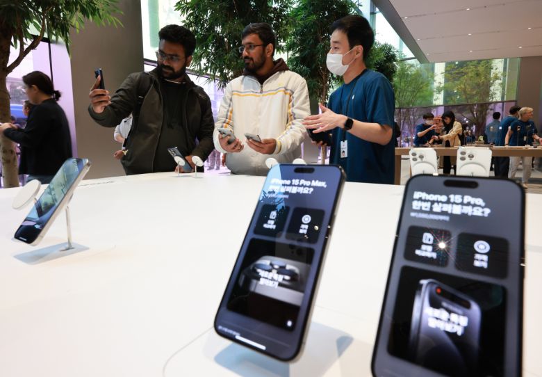 애플 아이폰 15 시리즈 및 애플 워치 국내 공식 출시일인 13일 서울 중구 명동 애플스토어에서 인도 고객들이 아이폰 15 프로(PRO)와 프로 맥스(PRO MAX) 제품을 살피고 있다. [연합]