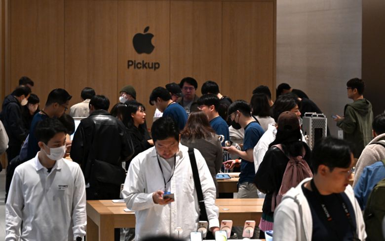 애플 아이폰15 시리즈 국내 공식 출시일인 13일 서울 중구 명동 애플스토어에서 고객들이 제품을 살펴보고 있다. 임세준 기자