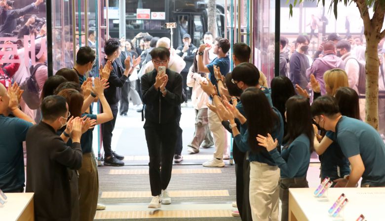 아이폰15 시리즈 출시 첫날인 13일 서울 중구 애플스토어 명동점에서 1호 수령자 김민재 씨를 비롯한 사전 예약 구매자들이 신제품을 수령하기 위해 매장으로 입장하고 있다. [연합]