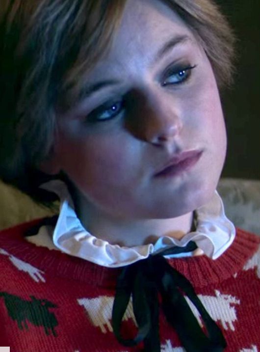 넷플릭스의 오리지널 드라마 ‘더 크라운’ 시즌 4에서 다이애나 스펜서 역을 한 배우가 검은양 스웨터를 입은 모습. 검은양의 위치가 실제 다이아내가 입은 스웨터에선 상단 4, 5열에 있지만 드라마 속에선 목 주변에 있다. [넷플릭스 '더 크라운']