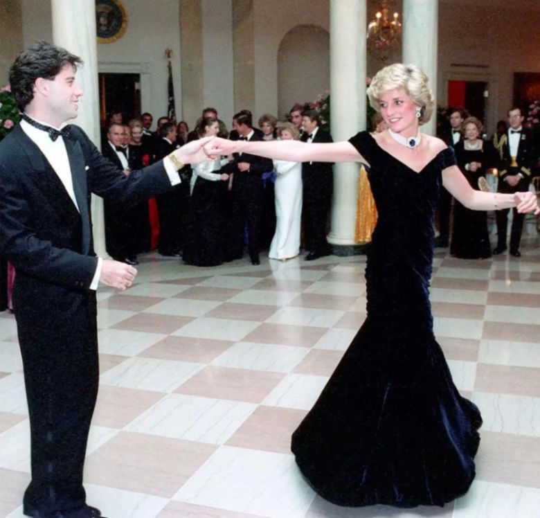 1985년 미국 백악관에서 배우 존 트라볼타와 춤 출때 입은 빅터 에델스타인 디자인의 검은색 벨벳 드레스는 32만 1000달러에 팔렸다.