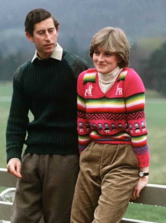 다이애나 스펜서가 발모랄성에서 결혼식을 올리기 전에 입은 분홍색 라마 스웨터. [겟티이미지]