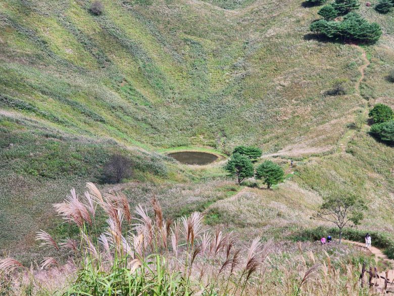정상에서 본 민둥산 백록담