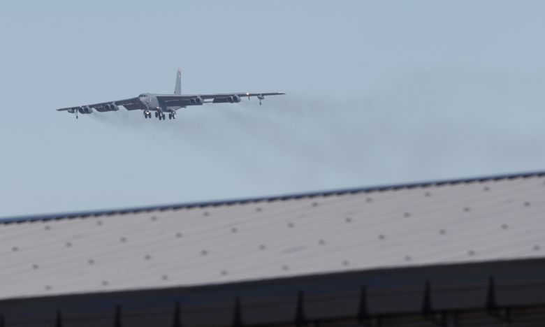 미국 공군 전략폭격기 B-52H가 17일 오전 청주공항에 착륙하고 있다. [연합]