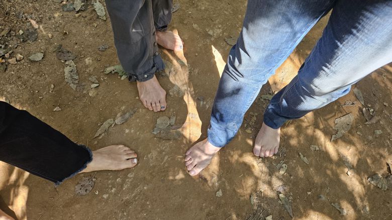 조복선(67) 씨와 조씨의 친구들이 서울 강남구 대모산 둘레길에서 맨발 걷기를 즐기고 있다. 박지영 기자