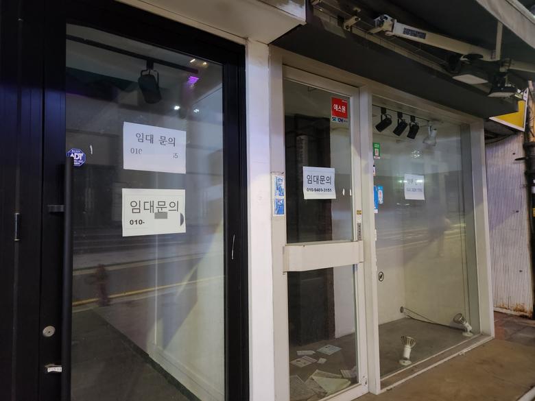 서울 마포구 상점가의 한 상가 건물이 비어 있다. 김광우 기자