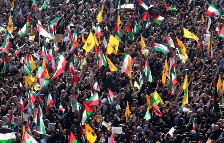 18일(현지시간) 이란 테헤란에서 수천명의 시위 참가자들이 팔레스타인 지지 시위를 벌이고 있다. [EPA]