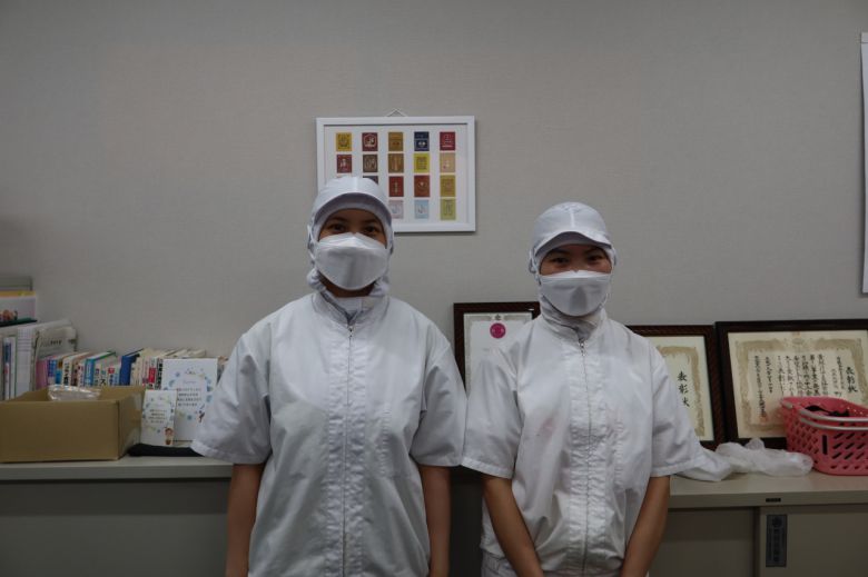 마루센센베이에서 일하고 있는 베트남 출신 응우엔 티타오(26·왼쪽) 씨, 응우엔 후와이투(24) 씨. 박지영 기자