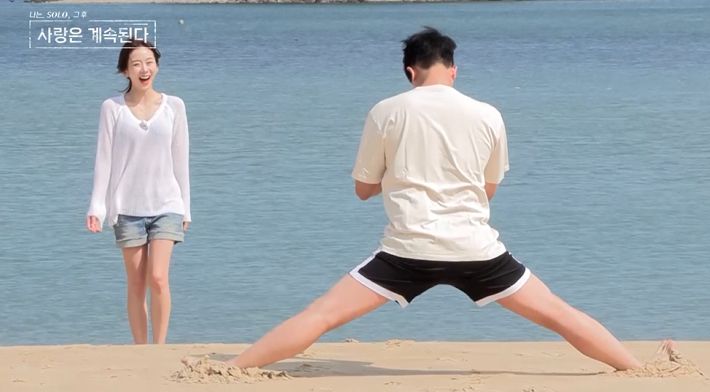 최종 선택이 끝난 후 9기 영식은 “이런 삼각관계 처음 겪어보는 거라 정말 힘들었다”고 고백했고, 11기 영철은 “여기서 물러서는 게 맞지 않나”라고 13기 현숙을 포기한 이유를 밝혔다. 그러면서 “다음 시즌 ‘나솔사계’에 안 나오기 위해서 열심히 사랑을 찾겠다”고 다짐했다. 드라마 같은 삼각 로맨스 서사 끝에 커플이 된 9기 영식, 13기 현숙은 팔짱을 낀 채 “예쁘게 잘 만나보고 데이트도 많이 하고, ‘나는 SOLO’도 챙겨보겠다”고 약속했다.