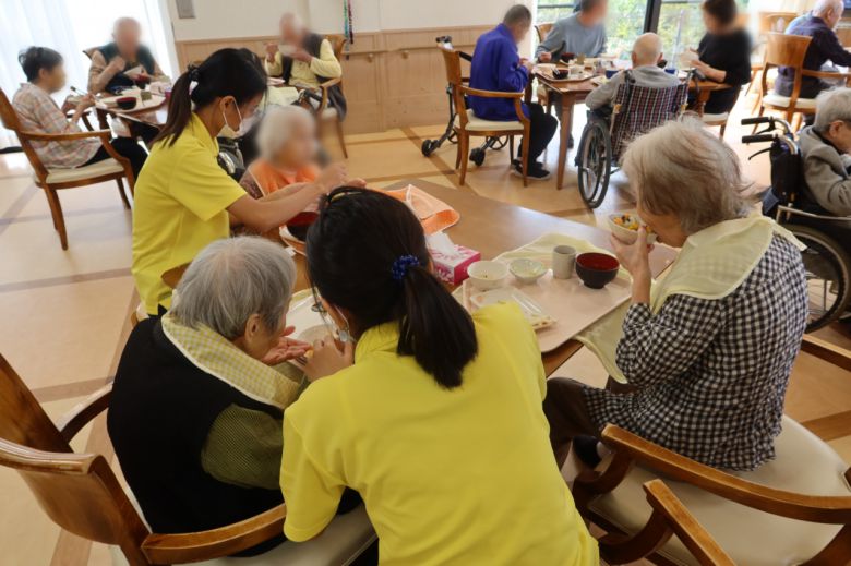 지난 14일 방문한 일본 아이치현 개호시설 케어뱅크. 외국인 근로자가 이용자에게 점심을 먹이고 있다. 아이치현=박지영 기자