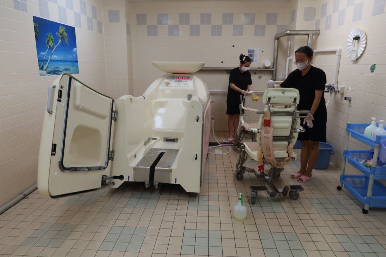 지난 14일 방문한 일본 아이치현 개호시설 케어뱅크. 2층 목욕탕시설에서 근무 중인 외국인 노동자 2명이 공간을 청소하고 있다. 아이치현=박지영 기자