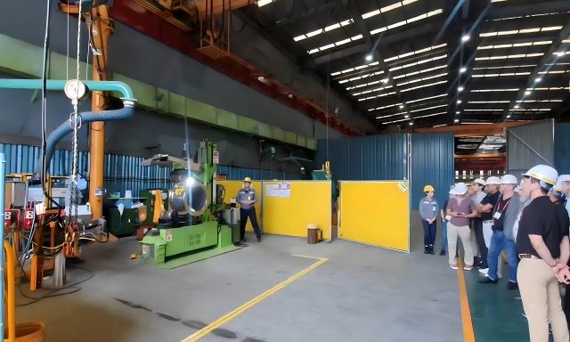 ㈜한화의 국내외 VIP 대리점 관계자들이 거제도 한화오션 본사를 방문, 협동로봇을 통한 용접자동화 공정을 참관하고 있다. [한화 제공]