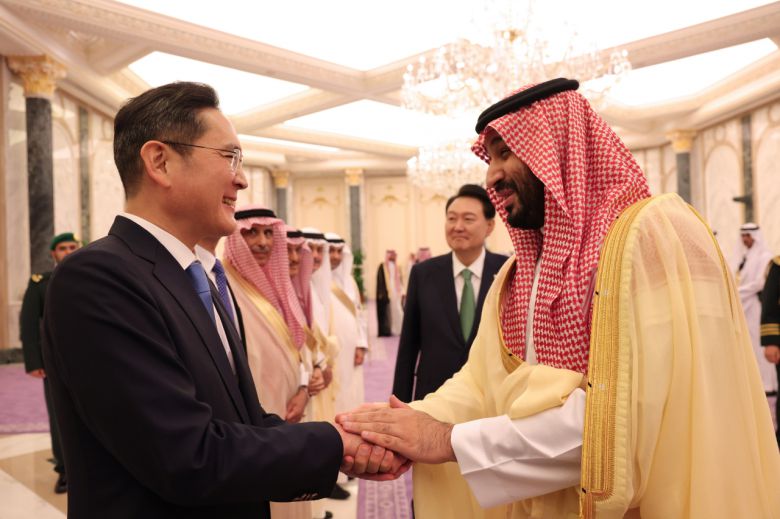 이재용 삼성전자 회장이 22일(현지시간) 사우디아라비아 리야드의 야마마궁에서 윤석열 대통령과의 한·사우디 확대회담을 마치고 오찬장으로 향하는 무함마드 빈 살만 빈 압둘아지즈 알 사우드 왕세자 겸 총리와 악수하고 있다. [연합]