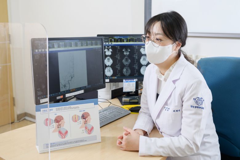 강동경희대학교병원 신경과 최혜연 교수는 "뇌졸중의 약 20%는 심장질환에 의해 발생하는데, 부정맥 등 심장 기능 이상으로 발생한 혈전이 혈관을 타고 흘러가서 뇌혈관을 막아 뇌경색을 일으키기도 한다.”라며 "당뇨병 환자의 경우는 정상인의 2배가량 뇌졸중 발병위험이 더 크다"고 조언했다.