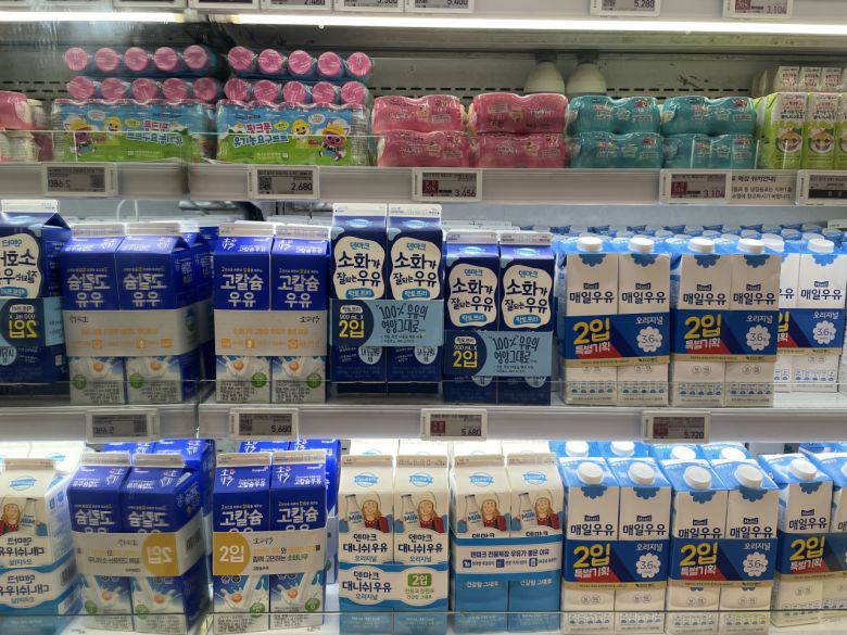 23일 오후 서울 마포구의 한 대형마트 우유코너에 2입 특별기획 제품이 진열돼있다. 전새날 기자