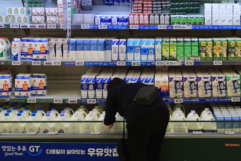 1일 서울 시내 대형마트 우유 판매대 [연합]