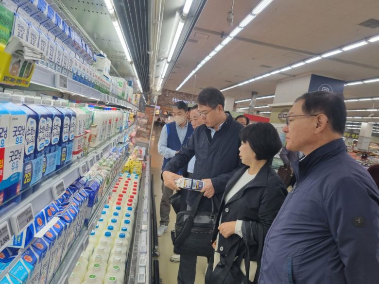 4일 서울 서초구 하나로마트 양재점에서 김정욱 농림축산식품부 축산정책관과 김연화 소비자공익네트워크 회장이 우유 가격 동향을 점검하고 있다. [연합]