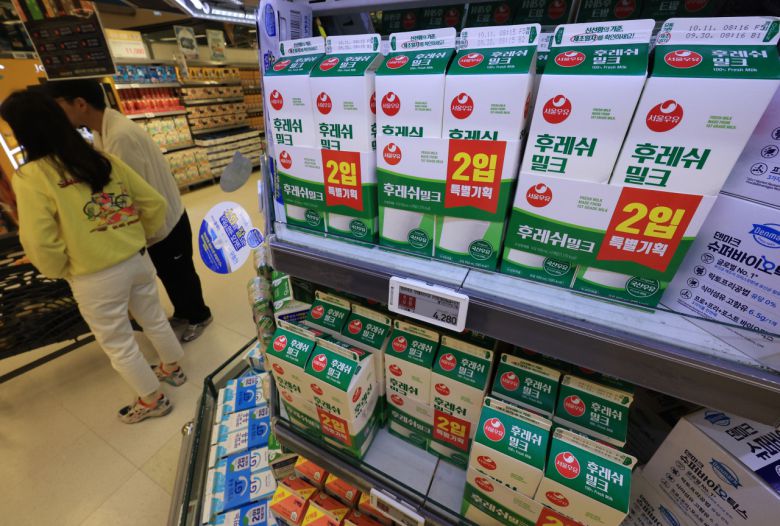 1일 서울 시내 대형마트 우유 판매대 [연합]