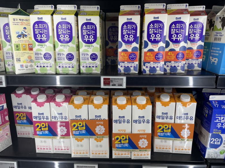 23일 오후 서울 중구의 한 대형마트 우유코너에 2입 특별기획 제품이 진열돼 있다. 전새날 기자