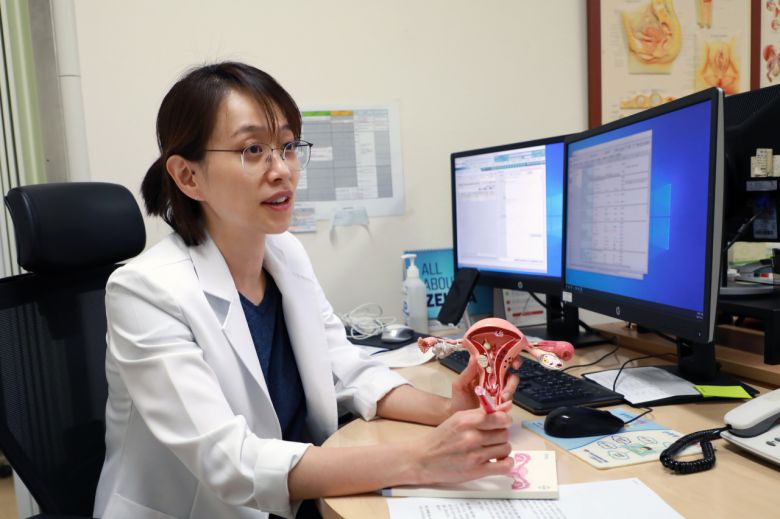 강동경희대학교병원 산부인과 송정민 교수는 “병원에서 진료를 받아 처방받아 사용하면 이러한 부작용이 나타나지 않는 선에서 관리하면서 원하는 효과를 볼 수 있으니, 너무 꺼릴 필요도 없고 반대로 남용하는 것도 좋지 않다”라고 당부했다.