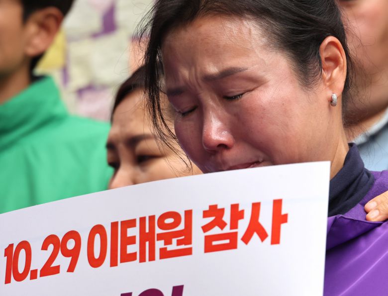 26일 서울 이태원 참사 현장에서 이태원 참사 유가족협의회와 이태원참사시민대책회의 관계자들이 참석한 가운데 열린 10.29 기억과 안전의 길 조성 기자회견에서 유가족이 눈물을 흘리고 있다. [연합]