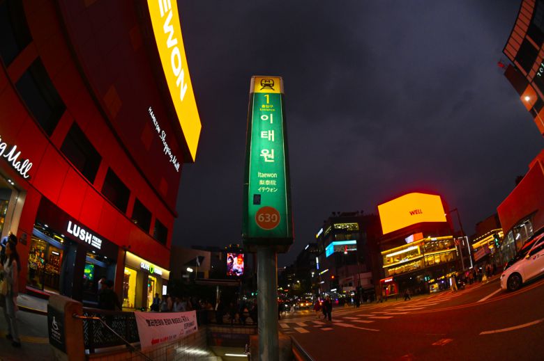 이태원 참사 1주기를 사흘 앞 둔 26일 서울 용산구 이태원역 1번 출구 앞 사고현장에 추모공간과 '10·29 기억과 안전의 길’이 조성됐다. 여야는 오는 29일 서울광장에서 열리는 이태원 참사 1주기 추모대회의 참석 여부를 놓고 입장차를 보이고 있다. 국민의힘 지도부는 정치적 행사로 변질됐다는 의미에서 불참의사를 밝히고 있는 반면 이재명 더불어민주당 대표는 단식 후 몸 상태가 완전히 회복되지 않은 상황에서도 추모대회에 참석할 예정이다. 박해묵 기자