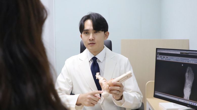 바른세상병원 수족부센터 석현식 원장(정형외과 전문의)은 “발목 염좌는 일상생활에서 흔히 겪는 외상이기 때문에 병원을 찾기 보다는 파스나 찜질 등으로 자가치료를 하는 경우가 많다. 하지만 발목 염좌를 제때 치료하지 않고 방치할 경우 특별히 외상을 입지 않아도 일상 생활 속에서 계속 발목을 접질리는 만성 발목염좌로 이어질 수 있다”고 조언했다.