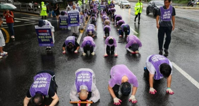 지난 8월 이태원 참사 발생 300일을 앞두고 유족과 종교인들이 삼보일배를 하고 있다. [연합]