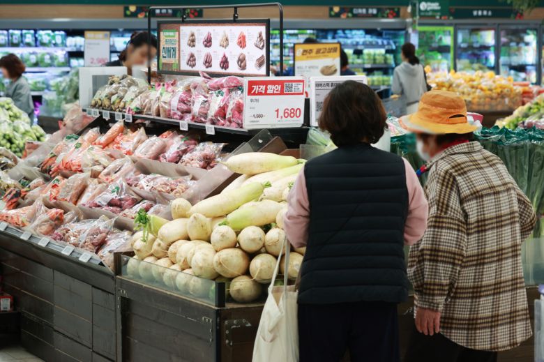 24일 서울의 한 대형마트에서 장 보는 시민(사진은 기사 내용과 관련없음) [연합]