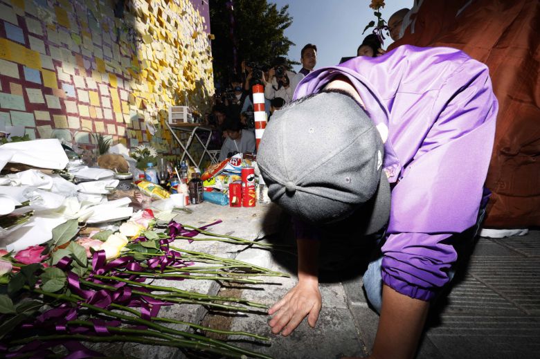 10·29 이태원 참사 1주기를 맞은 29일 오후 서울 용산구 이태원 참사 현장에 마련된 ‘10·29 기억과 안전의 길’의 추모 공간에서 유가족이 땅바닥에 엎드려 흐느끼고 있다. [연합]