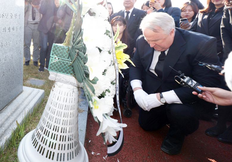 국민의힘 인요한 혁신위원장이 30일 오전 광주 북구 국립 5·18 민주묘지 행방불명자 묘역에서 한쪽 무릎을 꿇고 묵념하고 있다. 연합뉴스