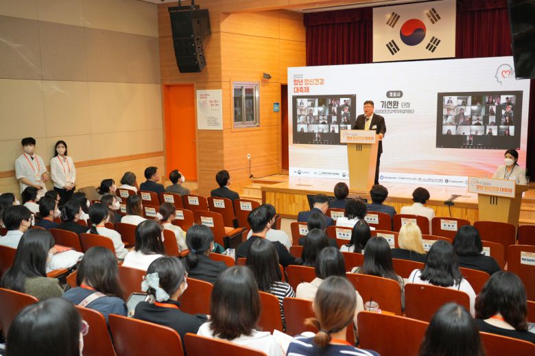 중앙정신건강복지사업지원단 기선완 단장이 개회사를 하고있다.