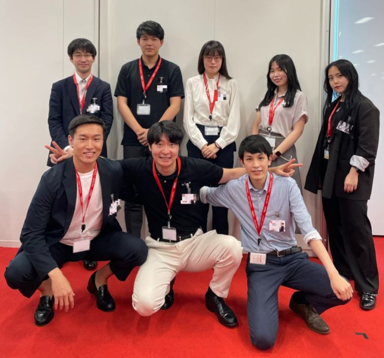 일본 IT 스타트업에서 근무 중인 강승모(아랫줄 왼쪽에서 두 번째) 씨가 동료 직원들과 함께 기념촬영을 하고 있다. [본인 제공]