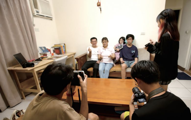 황니니(黃倪倪) 양 등 대만의 베트남계 2세 고등학생 5명이 ‘100팀의 이주민 가족사진 촬영’ 프로젝트를 진행했다. [대만 이민서 제공]