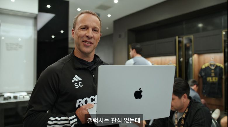 애플이 신제품 공개 동영상에서 “갤럭시는 관심 없는데”라고 언급하자 삼성전자를 저격했다는 반응이 나온다. [애플 공식 유튜브 채널]