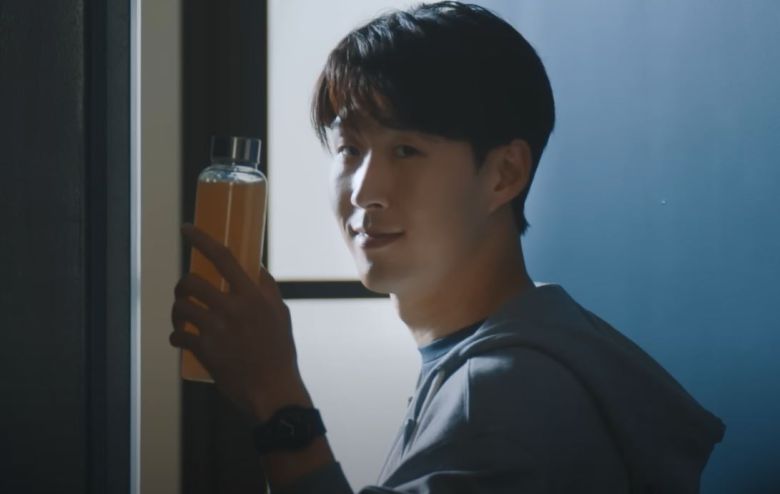 삼성 갤럭시 브랜드 앰배서더인 축구선수 손흥민이 갤럭시워치6를 착용한 채 사과주스를 들고 집을 나서고 있다. [삼성전자 공식 유튜브 채널]