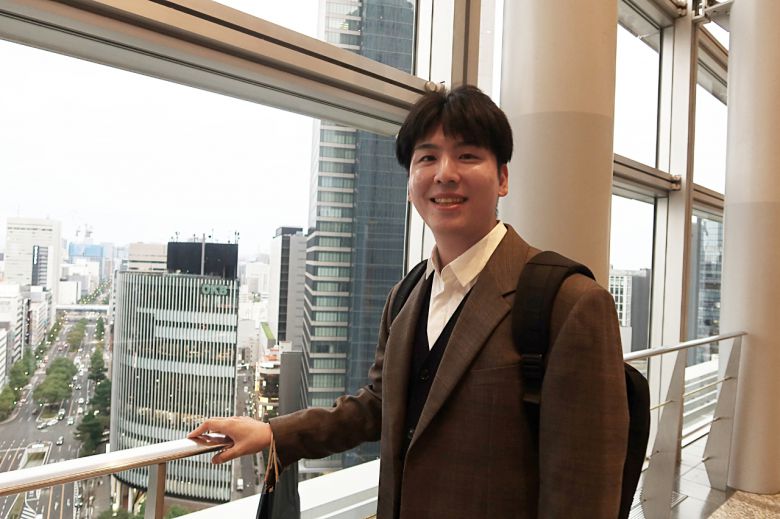 일본의 글로벌 자동차 기업에 재직 중인 김승진(27)씨가 지난달 14일 헤럴드경제와의 인터뷰 이후 사진을 찍고 있다. [안세연 기자]