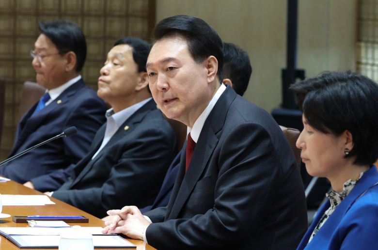 윤석열 대통령이 31일 국회에서 2024년도 예산안 및 기금운용계획안 대통령 시정연설을 마친 뒤 가진 국회 상임위원장단 및 여야 원내대표와의 간담회에서 발언하고 있다. [연합]