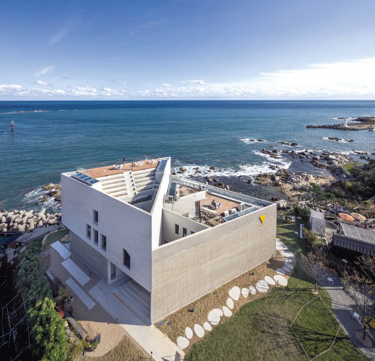 울산 바다 작은 언덕 위에 자리한 ‘투트라이앵글’은 동쪽으로는 망망대해가, 남쪽에는 바다를 터전으로 살아가는 어민들이 보이는 작은 항구가 위치한다.