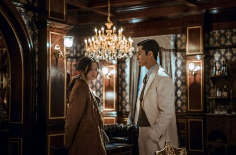 오는 12월 공개되는 넷플릭스 오리지널 콘텐츠 ‘경성크리처’. 1945년을 배경으로 하는 시대극에 크리처가 등장한다는 판타지 설정을 접목했으며 배우 한소희와 박서준이 출연한다. [넷플릭스 공식 유튜브 채널]