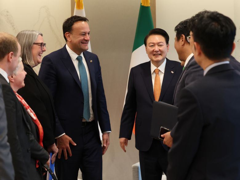 윤석열 대통령이 3일 서울 용산 대통령실 청사에서 열린 한·아일랜드 정상회담에서 앞서 레오 바라드카 아일랜드 총리와 대화를 나누고 있다. [연합]